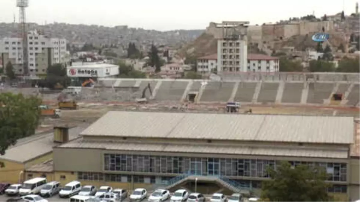 Gaziantep Kamil Ocak Stadyumu\'nun Tribünleri Yıkılıyor