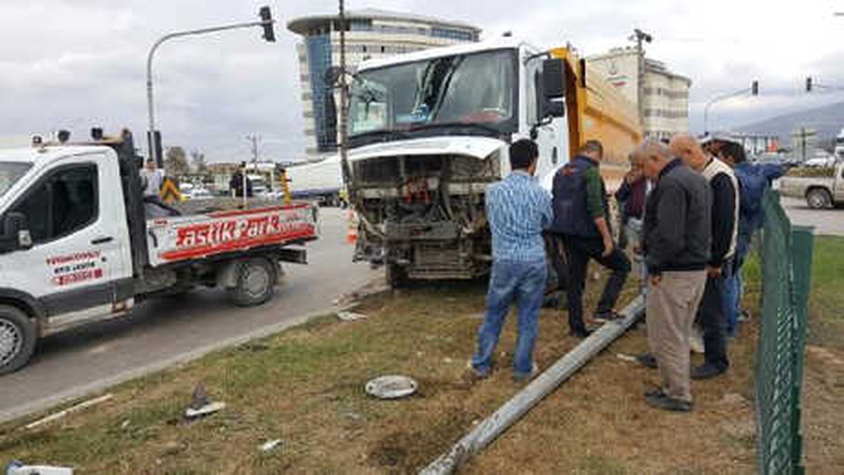 Hafriyat Kamyonu ile Otomobil Çarpıştı: 2 Yaralı