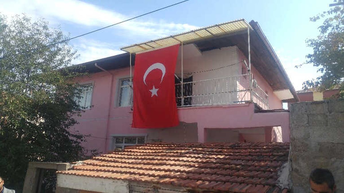 Hakkari Şehidi Güngör\'ün Baba Evine Türk Bayrakları Asıldı