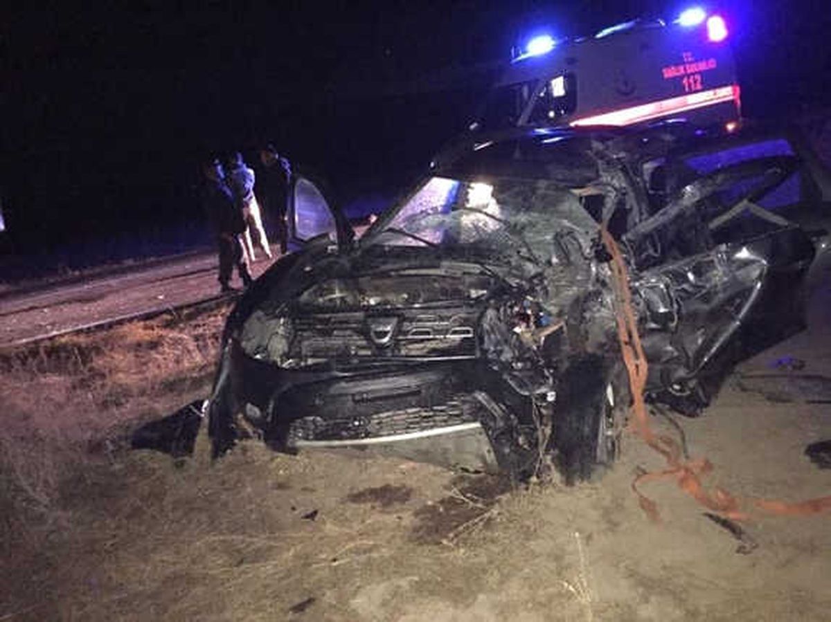 Hatalı Sollama Yapan Kamyon 2 Otomobile Çarptı: 4 Yaralı