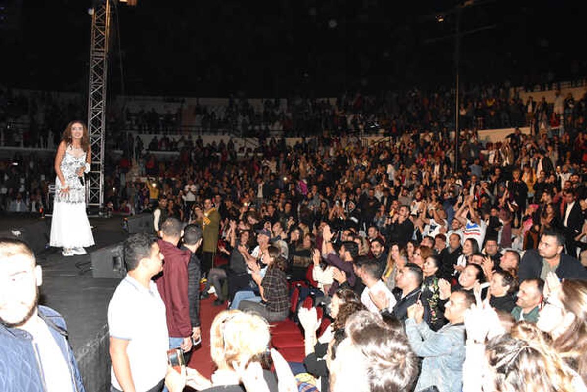 İzmir\'de Üç Bin Kişilik Yıldız Tilbe Korosu