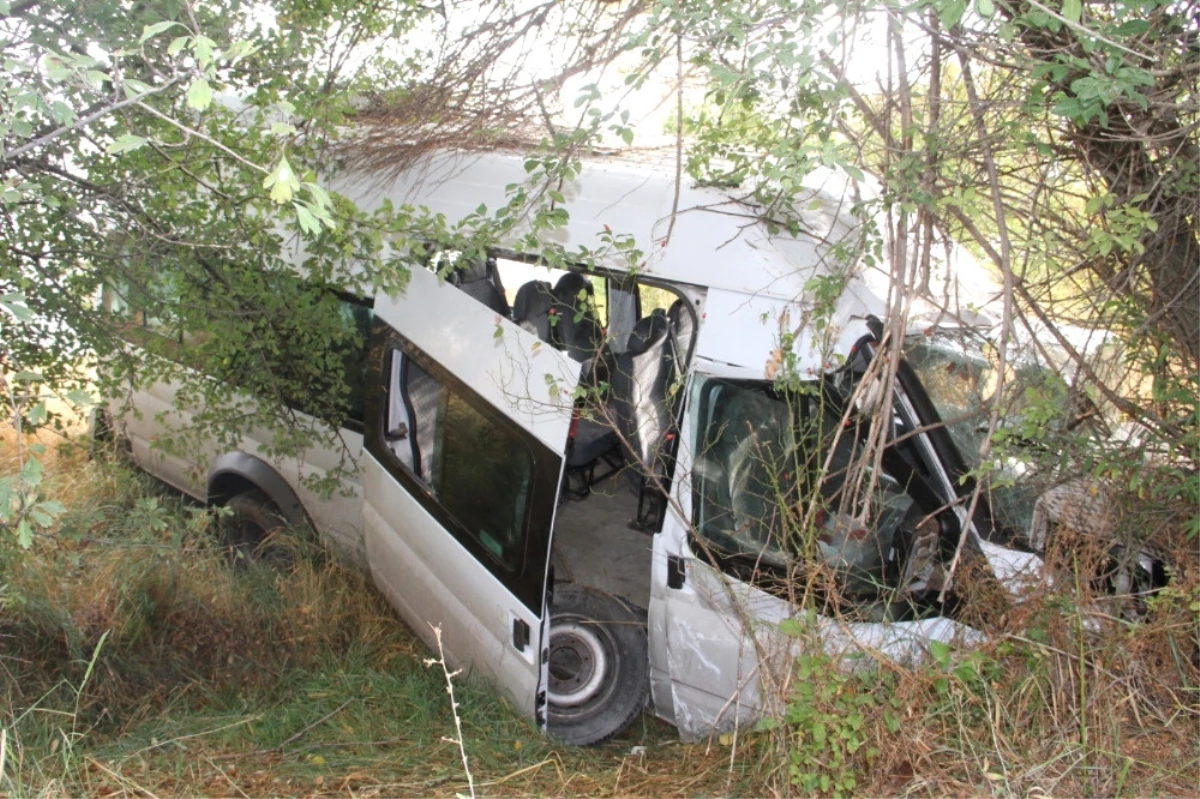 Kaçak Göçmenleri Taşıyan Minibüs Kaza Yaptı: 30 Yaralı