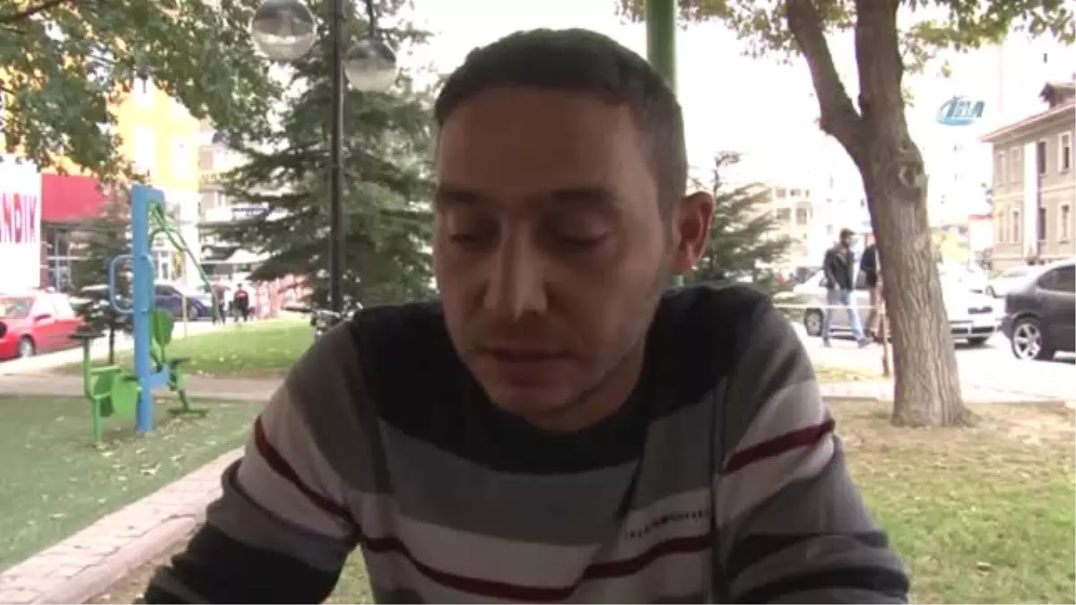 Kimse Elini Sıkmıyor, İş Vermiyor... Elleri Sürekli Şişen Genç Yardım Eli Bekliyor