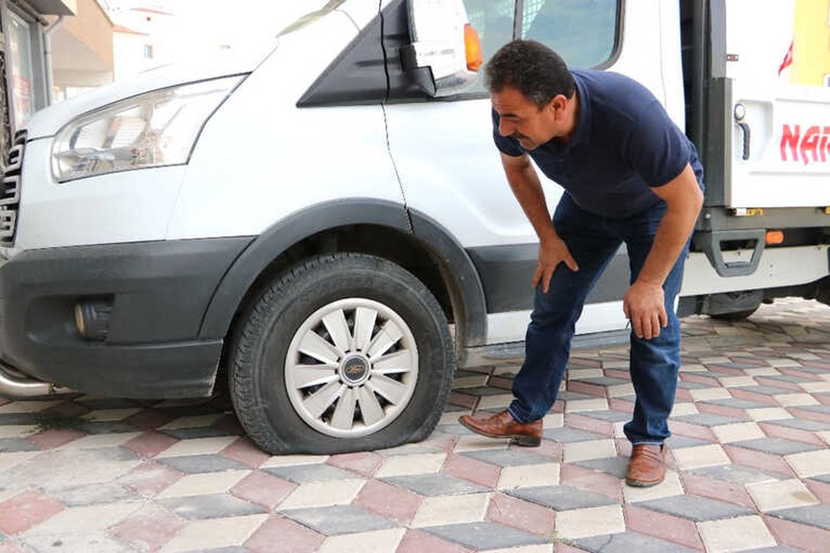 Niğde\'de 30\'a Yakın Aracın Lastikleri Bıçakla Kesildi
