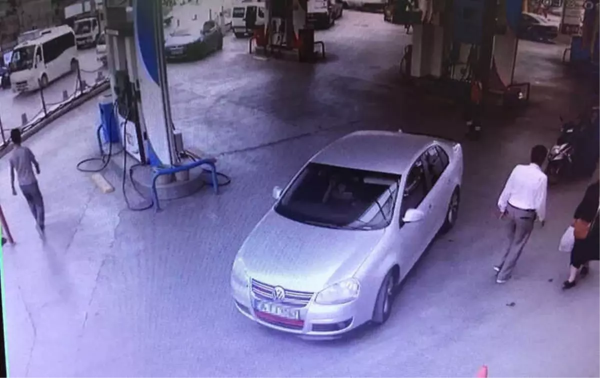 Otomobille Kapkaç Anı Saniye Saniye Güvenlik Kamerasında