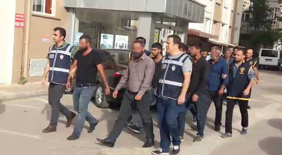 Polislerle Çatışmaya Giren 22 Kişiden 3\'ü Tutuklandı