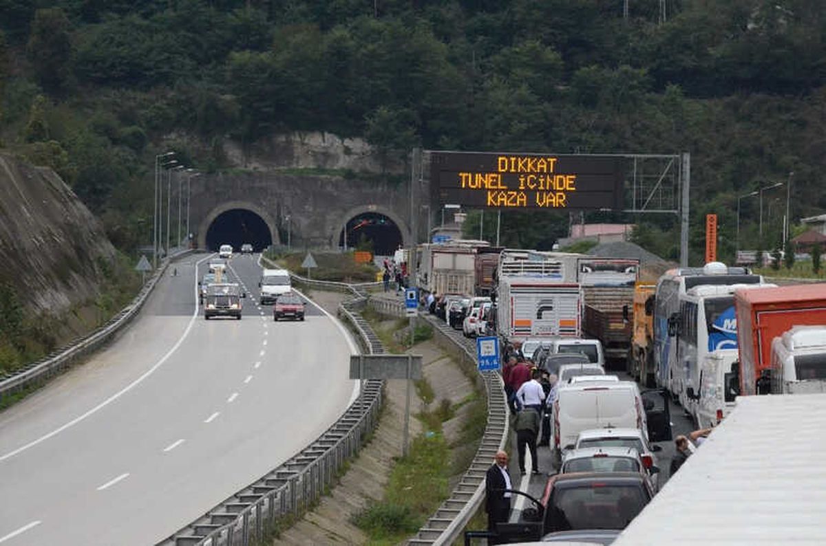 Tünelde Damperi Açılan Kamyon, Trafiği 2 Saat Kilitledi