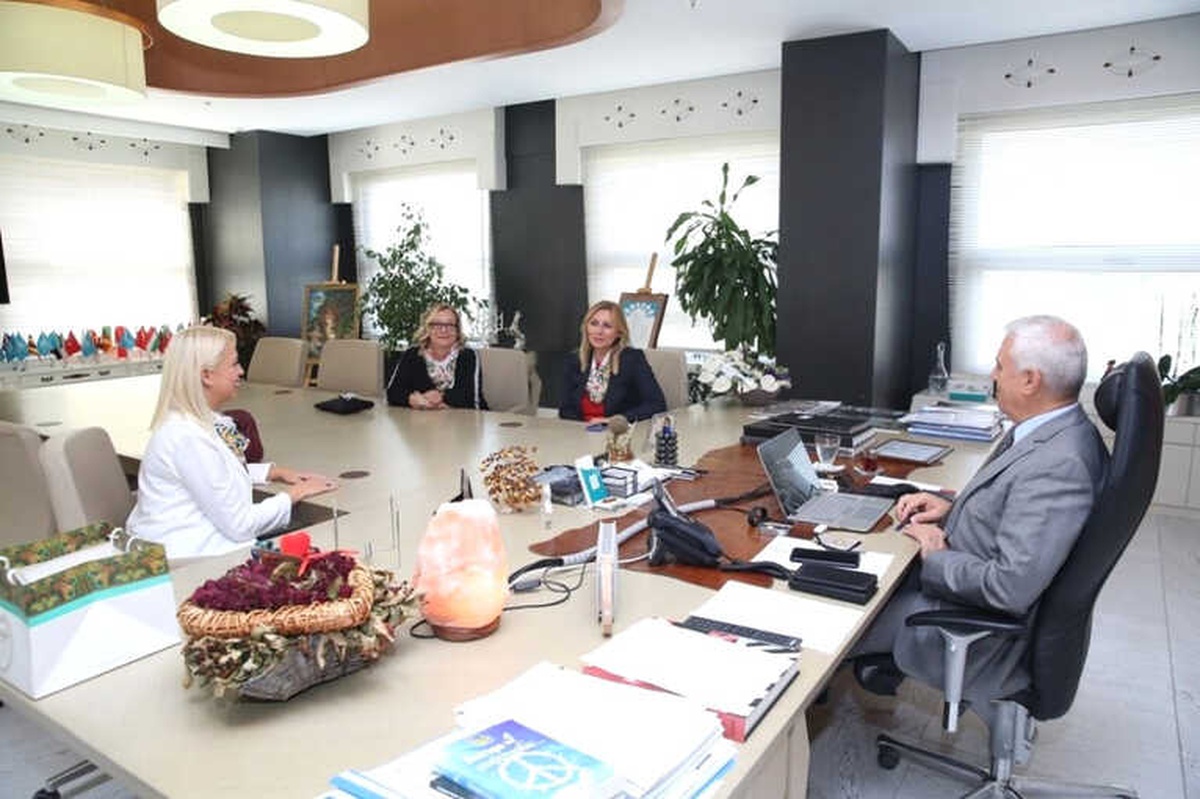Türk Anneler Derneği Projelerini Bozbey ile Paylaştı