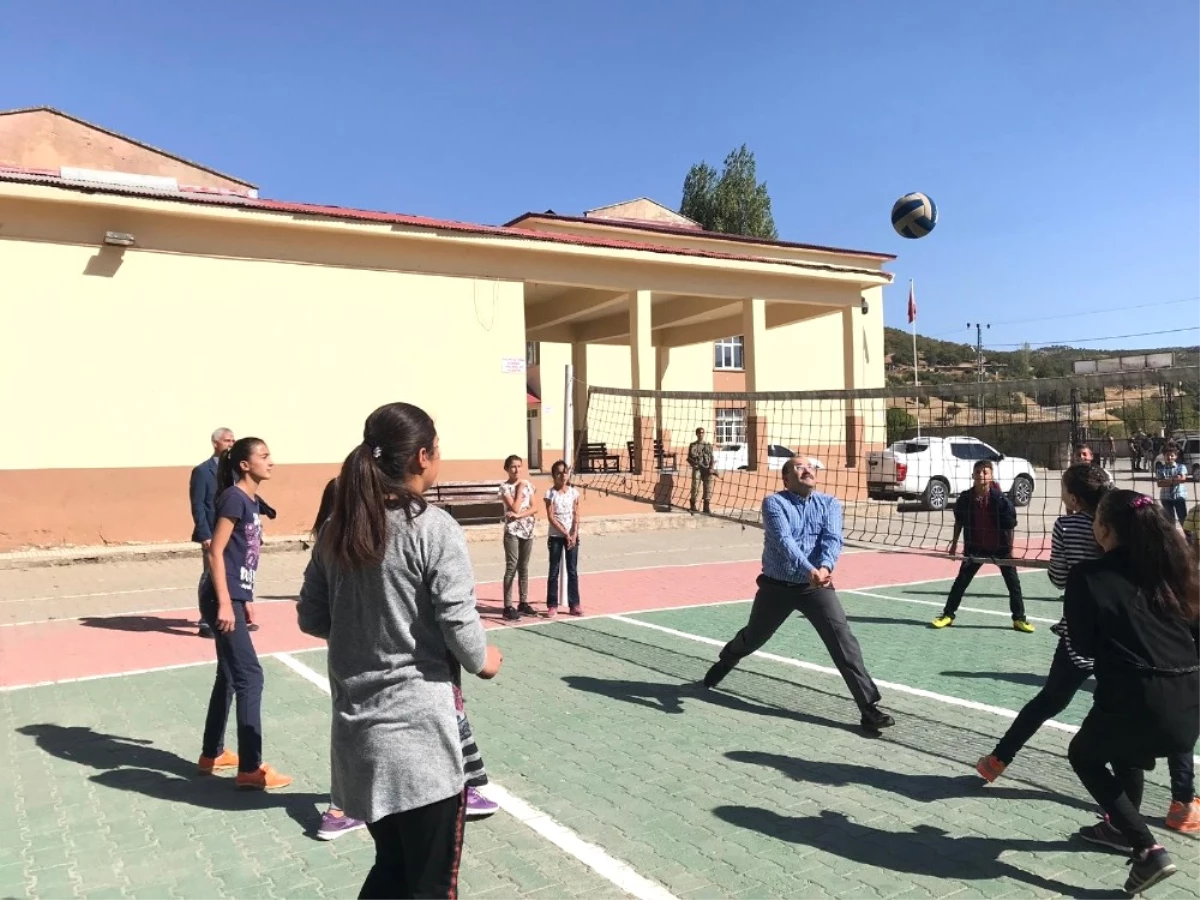 Vali Ustaoğlu, Öğrencilerle Voleybol Oynadı