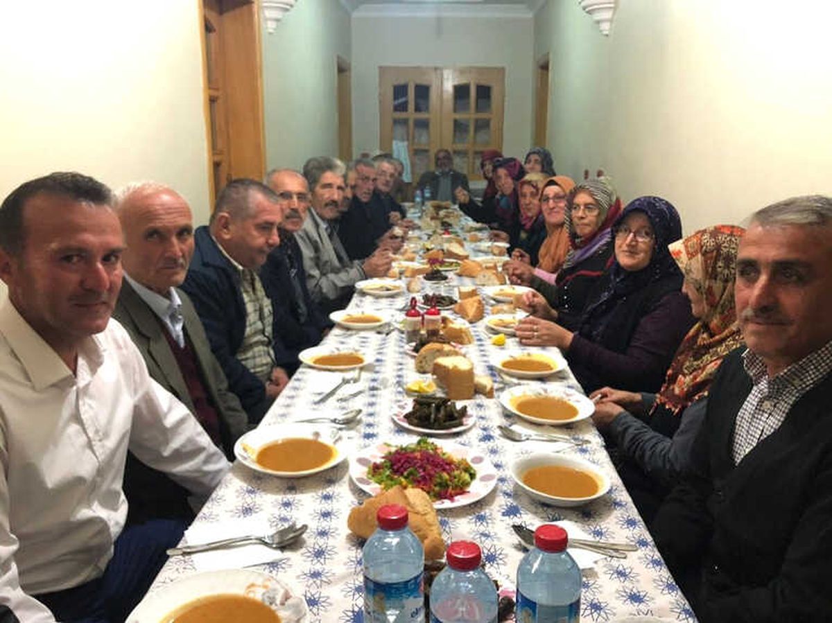 Yıllar Sonra Evlenen 8 Çift Manevi Babaları Muhtarı Evini Ziyaret Etti