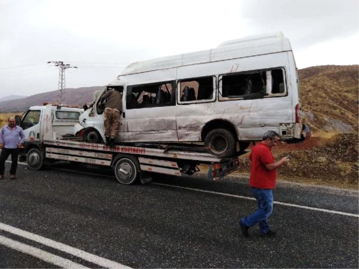 Yurda Kaçak Giren Göçmenleri Taşıyan Minibüs Devrildi: 26 Yaralı