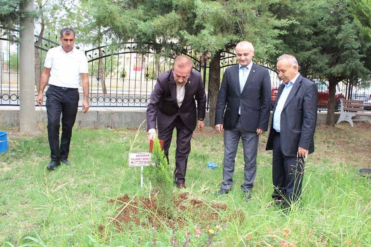 Ziyaret Ettiği Kuruma Buket Yerine Çam Fidanı Götürdü