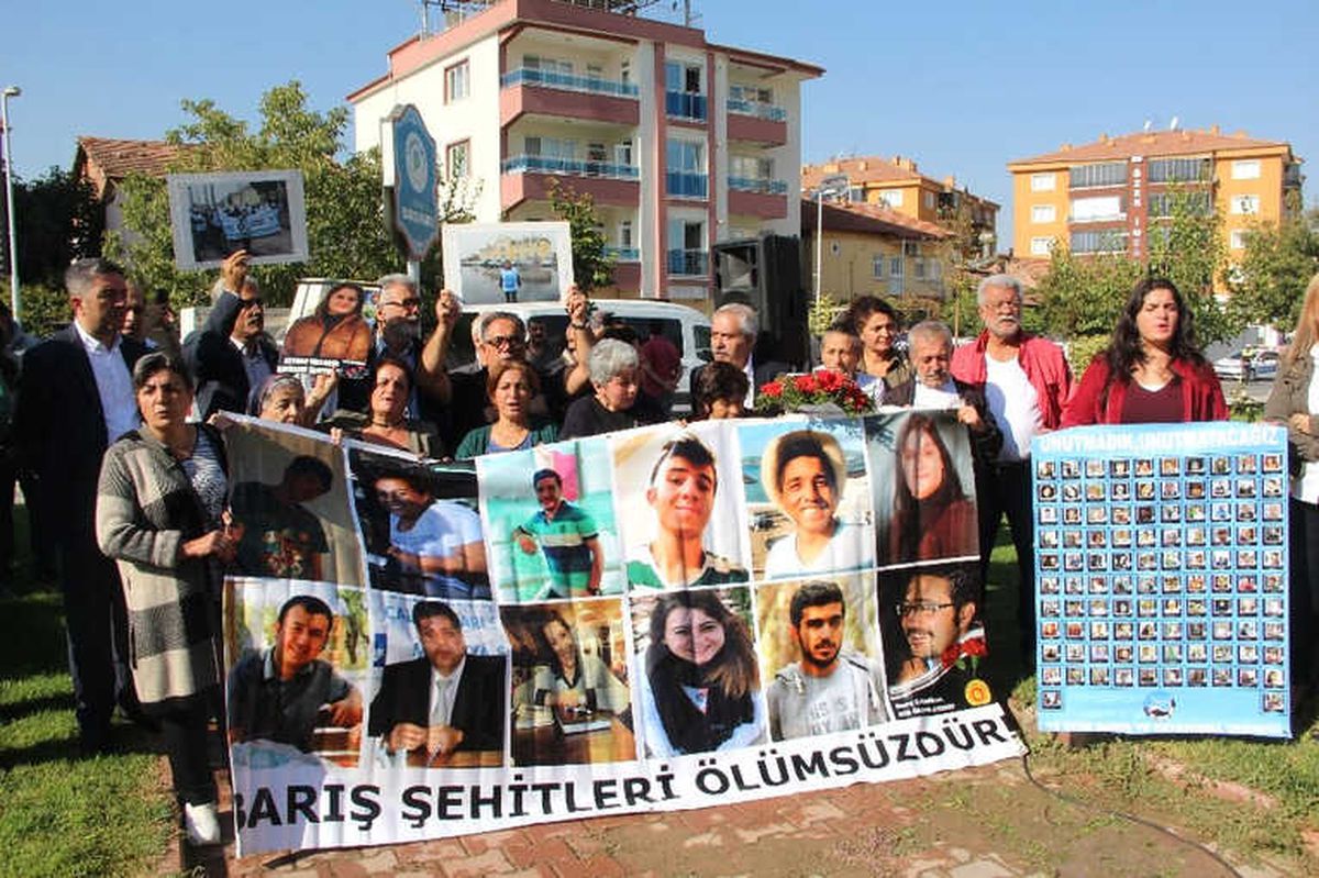 10 Ekim 2015 Tarihinde Ankara\'da Hayatın Kaybedenler Anıldı
