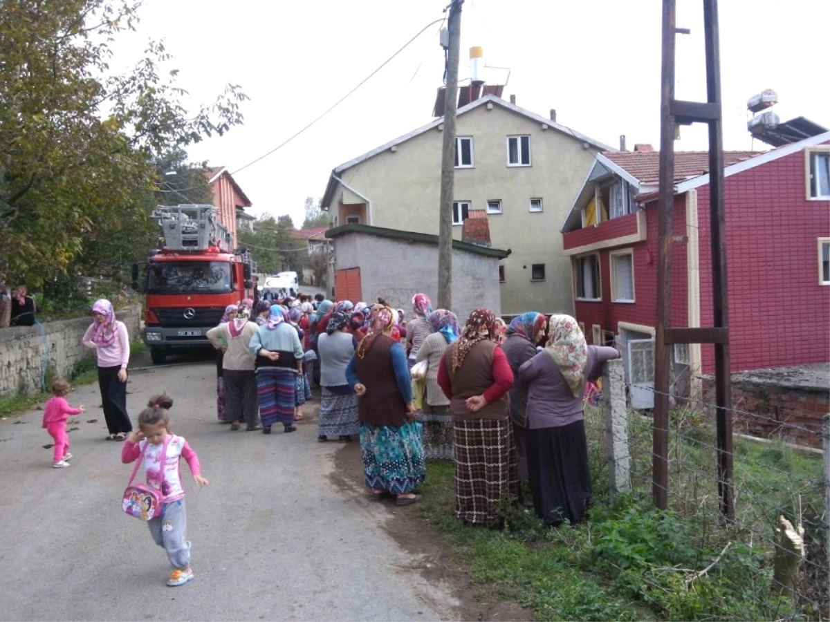 2 Katlı Evde Yangın; Ev Kullanılmaz Hale Geldi