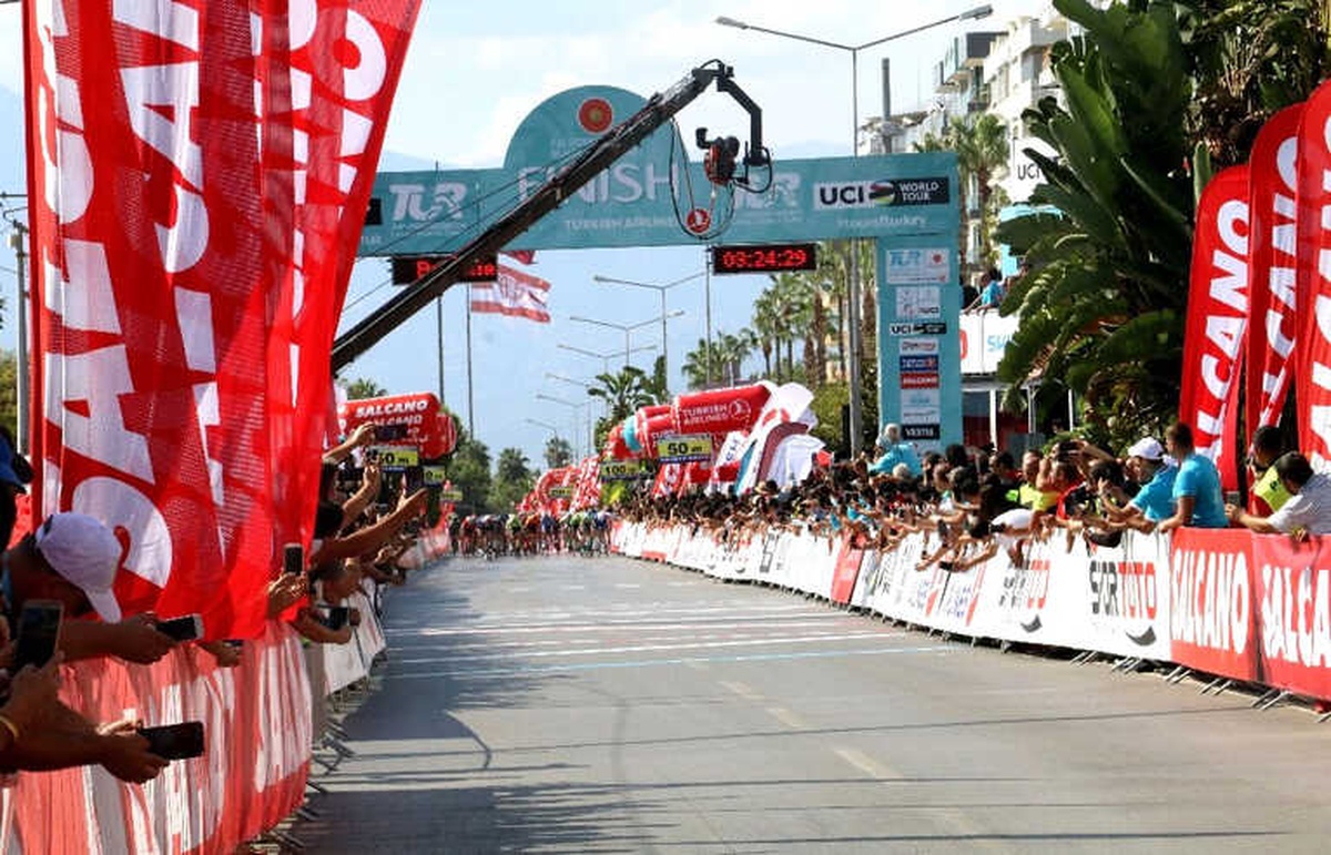 54. Cumhurbaşkanlığı Türkiye Bisiklet Turu\'nun Alanya-Antalya Etap Birincisi Sam Bennett Oldu