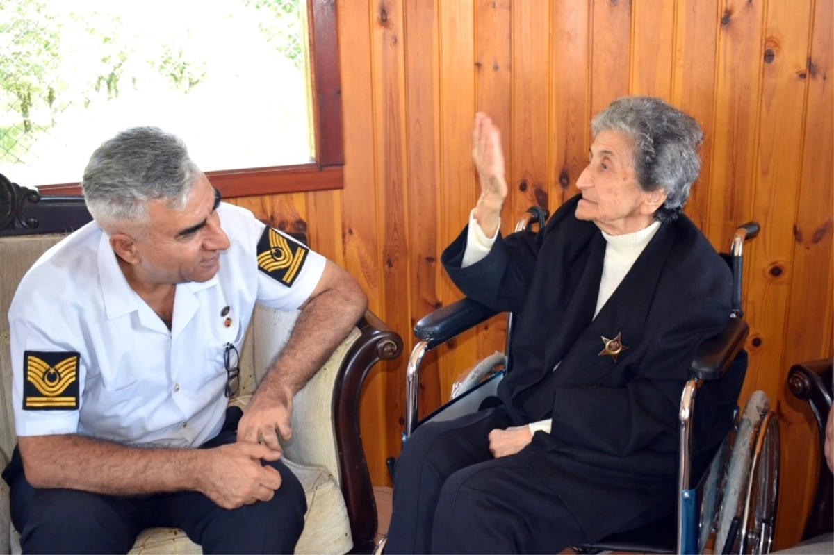 98 Yaşındaki İpekoğlu, Şehit 8 Asker İçin Kartepe Jandarma Komutanlığını Ziyaret Etti