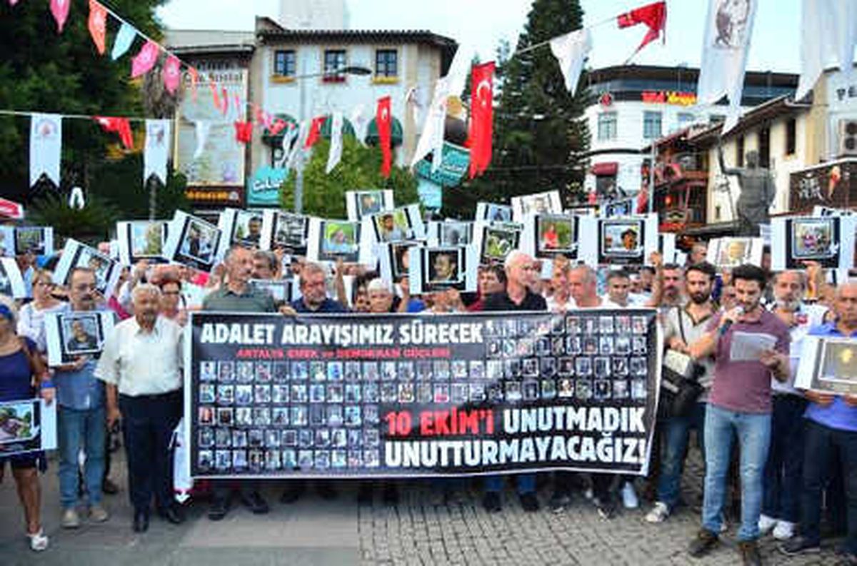 Ankara\'daki Bombalı Saldırıda Yaşamını Yitirenler Antalya\'da Anıldı