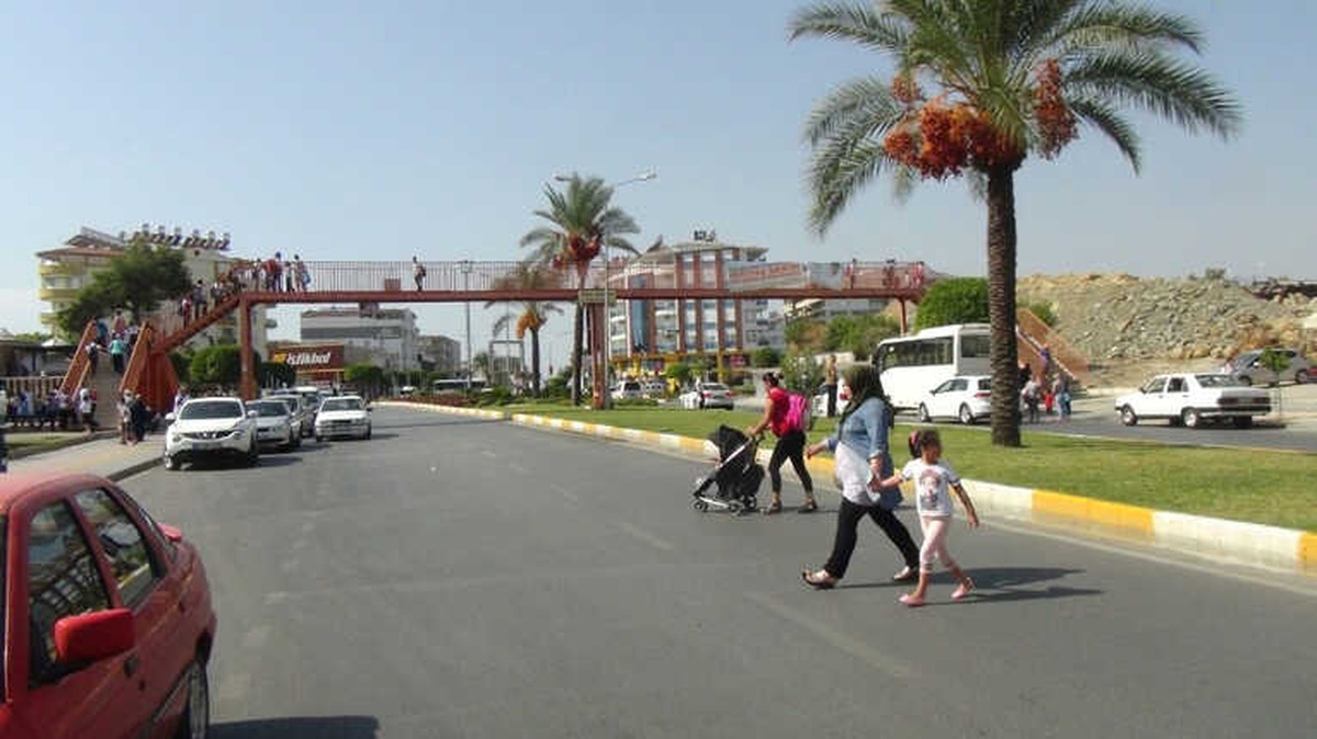 Antalya\'da Yaya Geçidine Dalan Otomobil Vatandaşa Ders Olmadı