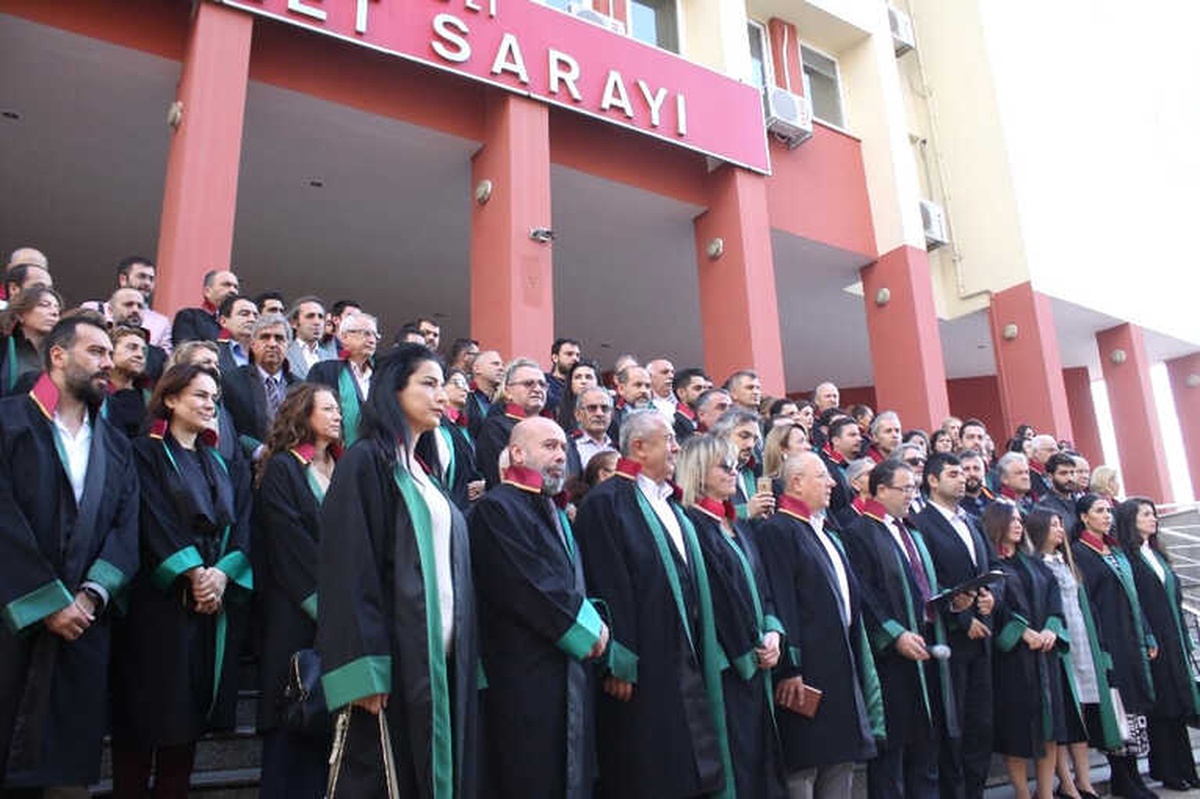 Avukatlar, Saldırıya Uğrayan Meslektaşları İçin Bir Araya Geldi