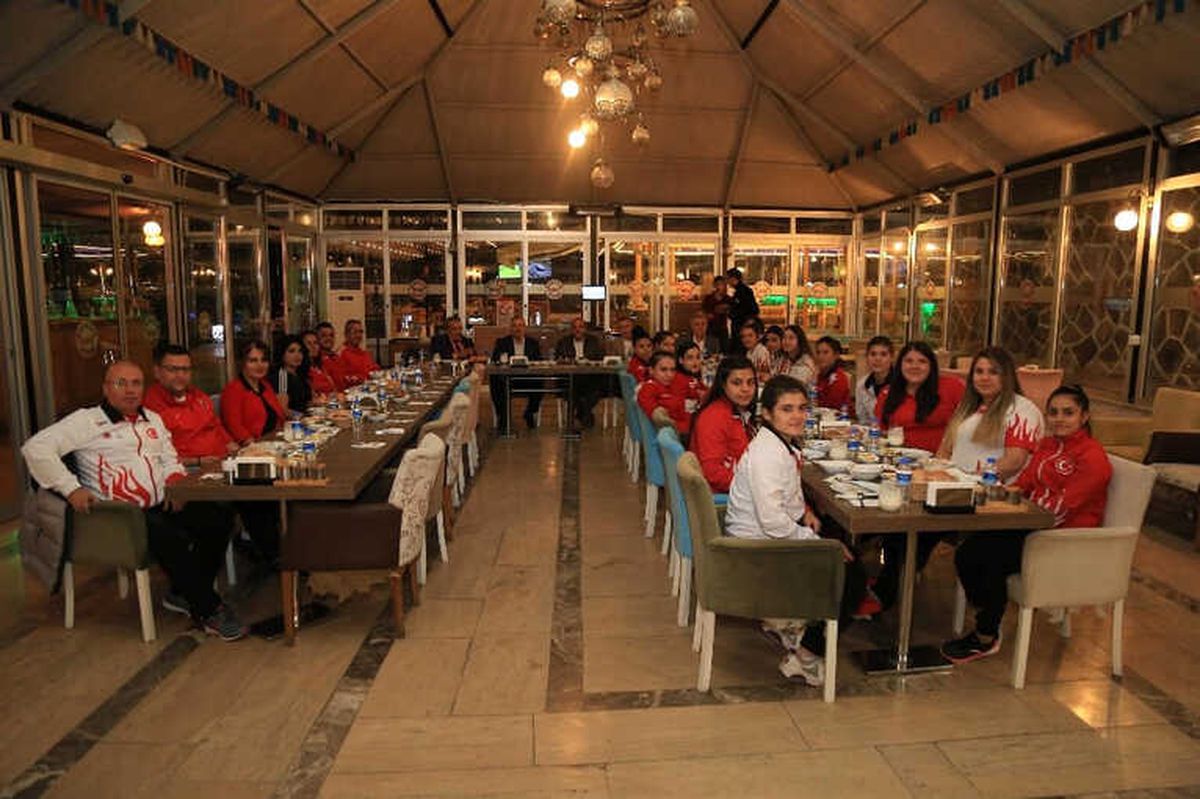 Ay Yıldızlı Ekip Gölbaşı\'nda Moral Depoladı