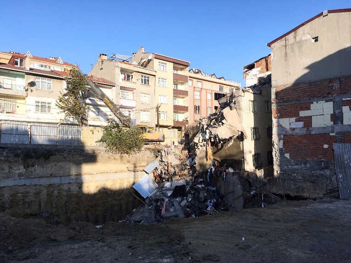 Bağcılar\'da Çökme Riski Taşıyan Binanın Yıkım Çalışmaları Bugün de Devam Edecek