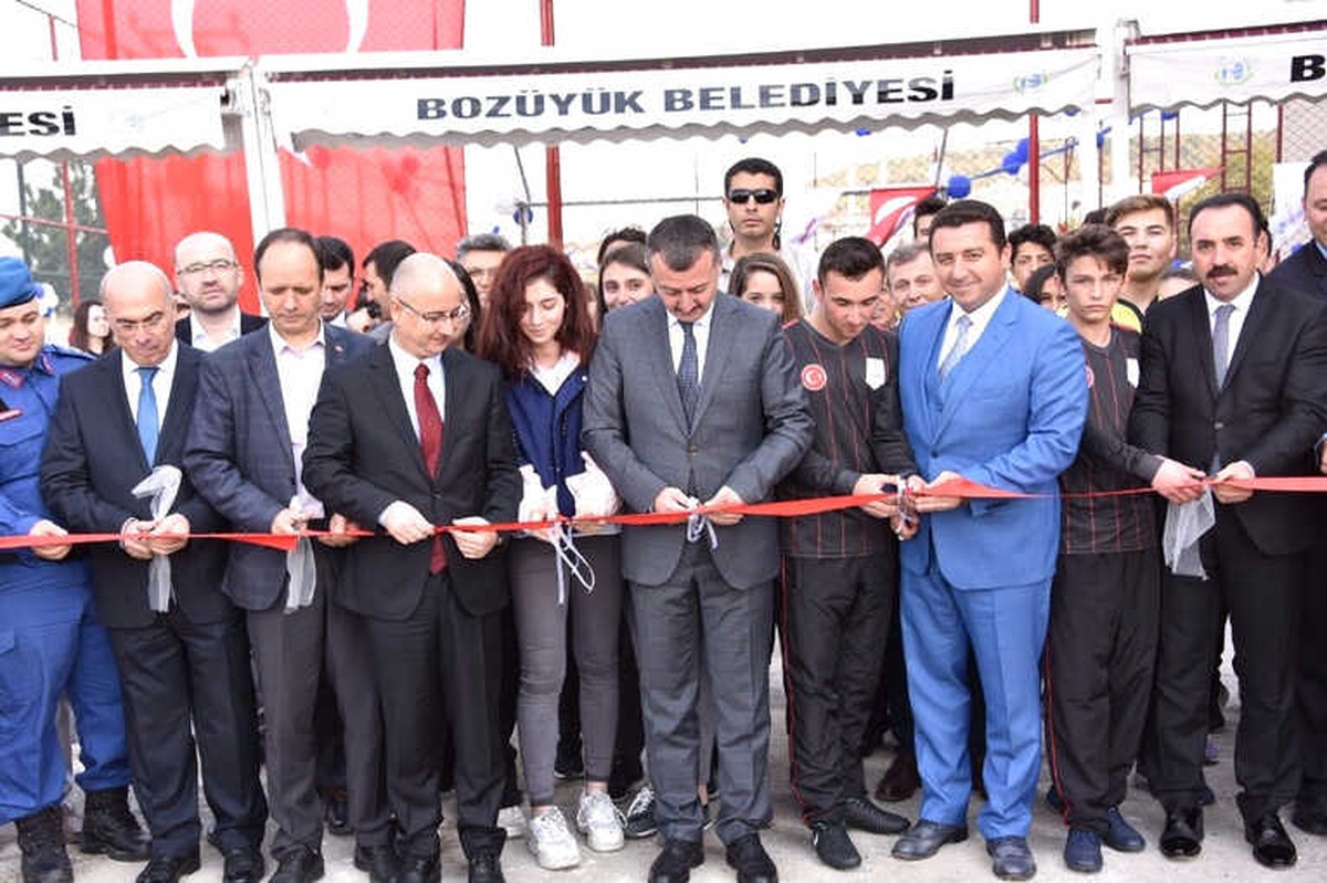 Bozüyük Belediye\'nin 18. Sentetik Sahası Törenle Açıldı