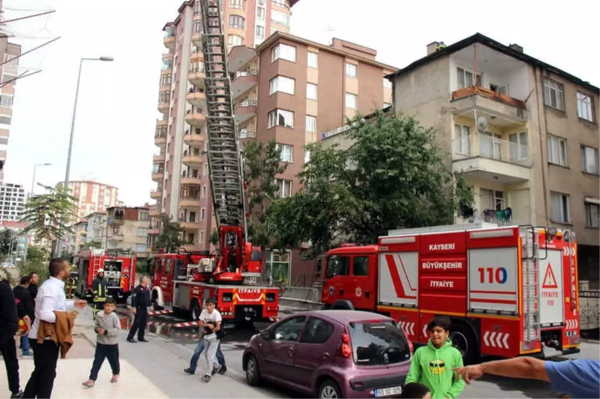 Çatı Yangını İtfaiye Tarafından Söndürüldü