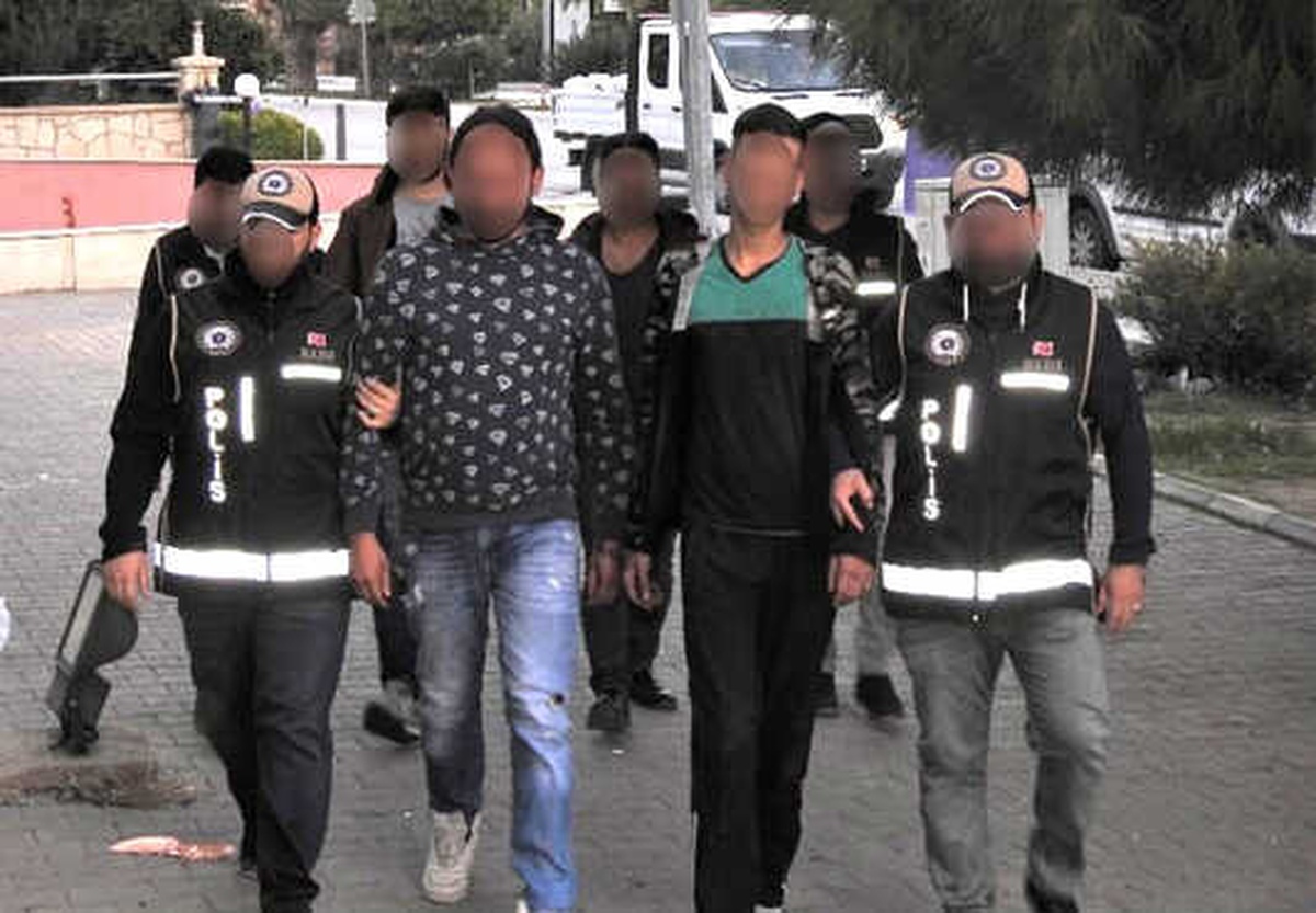 Çeşme\'de 67 Göçmeni Kaçırmak İsteyen İki Suriyeli Tutuklandı