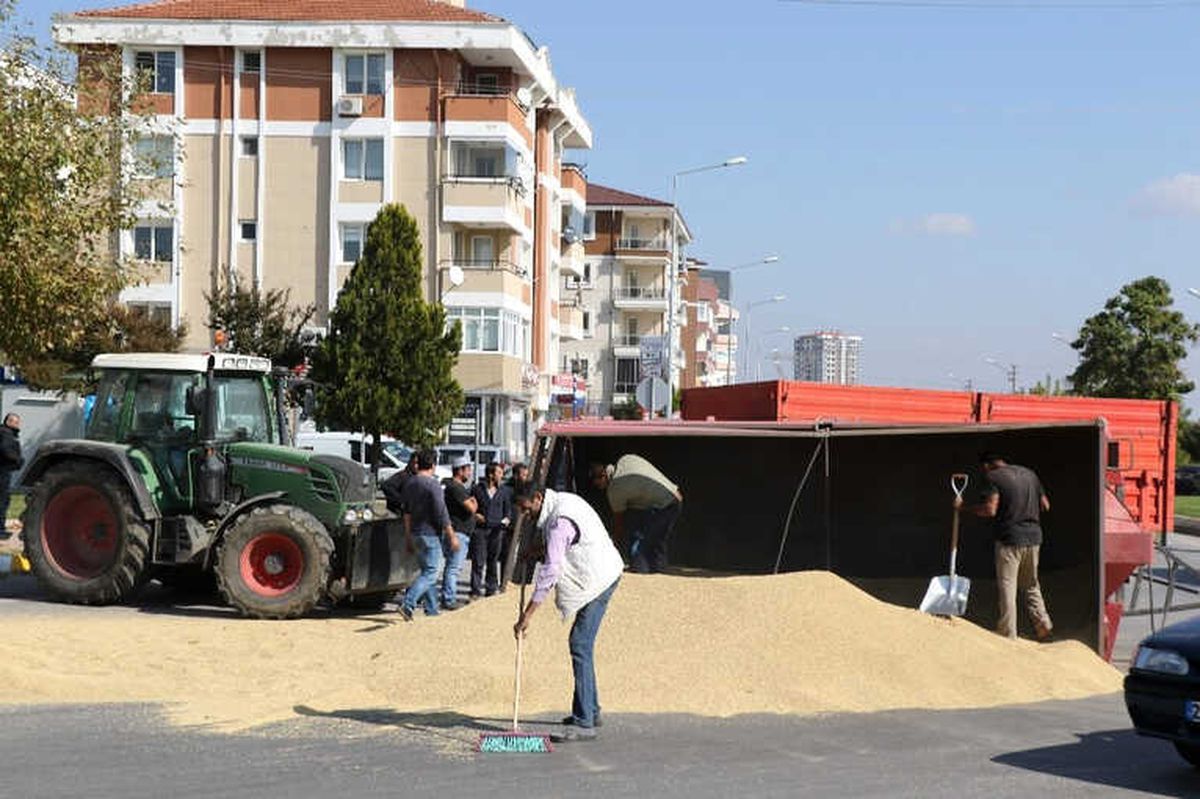 Çiftçinin Bir Yıllık Emeği Yola Saçıldı