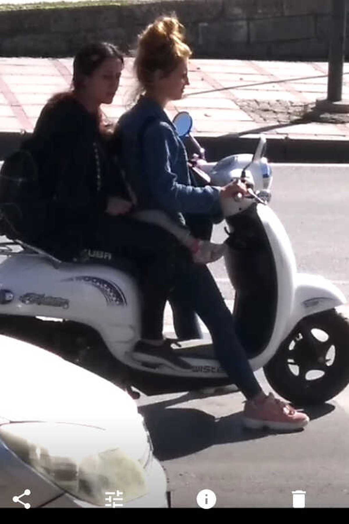 Çocukların Tehlikeli Motosiklet Yolculuğu