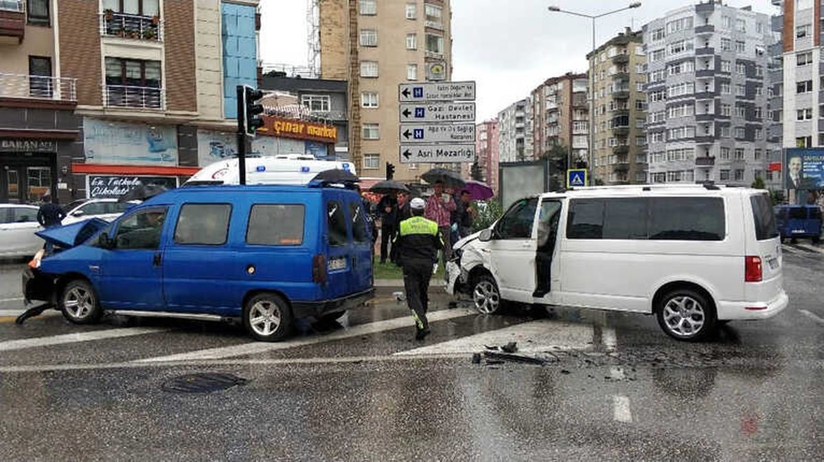Dolmuş ile Panelvan Minibüsü Çarpıştı: 6 Yaralı