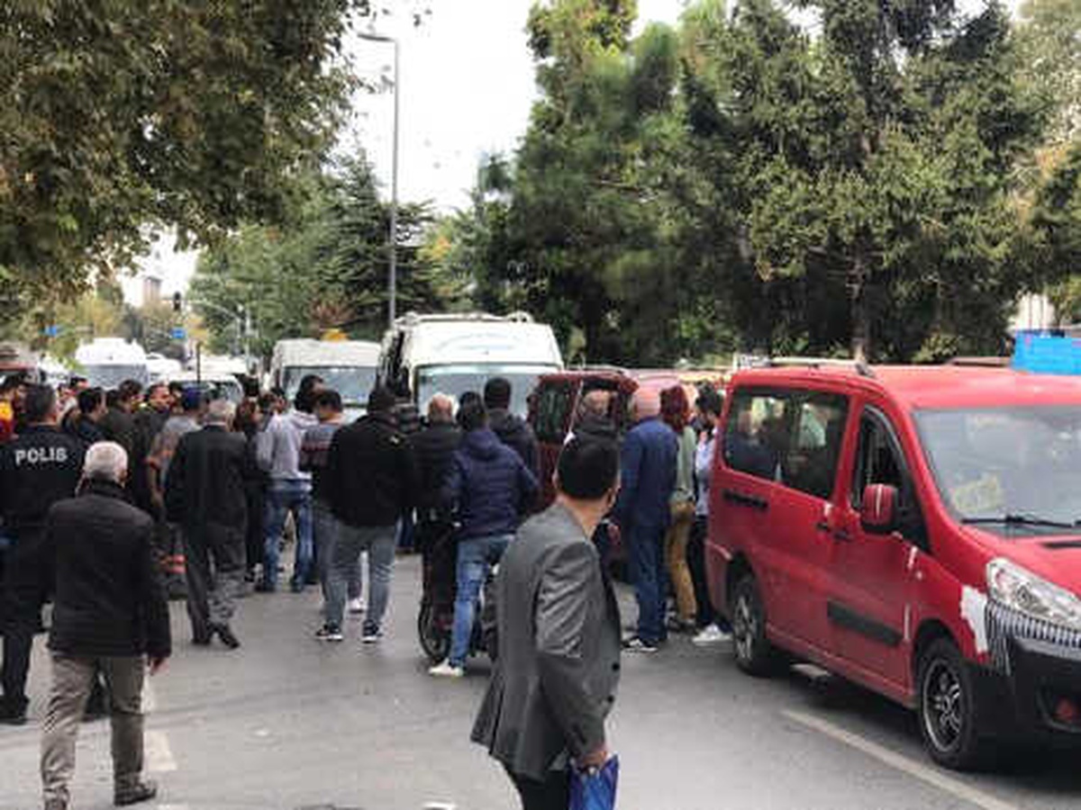 Dolmuş Sürücüsü, Yayalara Çarpmamak İçin Fren Yapınca 3 Araç Birbirine Girdi