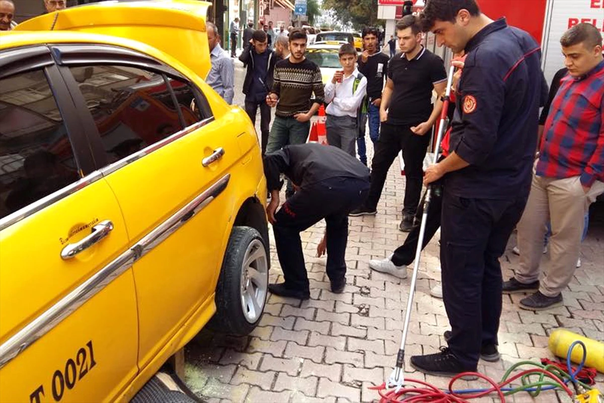 Elazığ\'da Taksinin Bagajındaki Yılanı İtfaiye Çıkardı