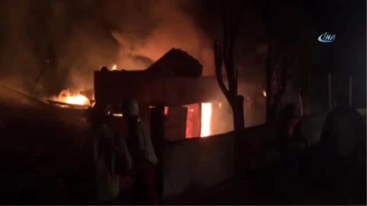 Elektrik Kontağından Çıkan Yangın 2 Evi Kül Etti