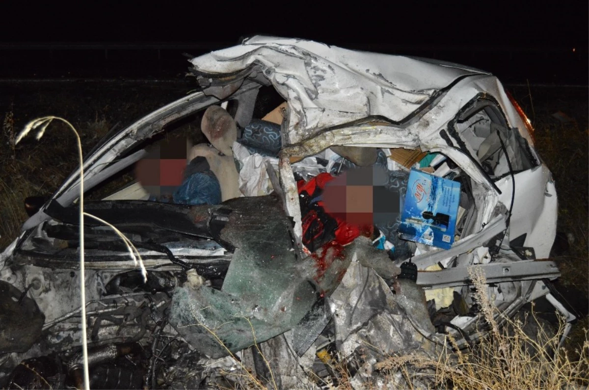 Eleşkirt\'te Trafik Kazası: 2 Ölü 1 Yaralı