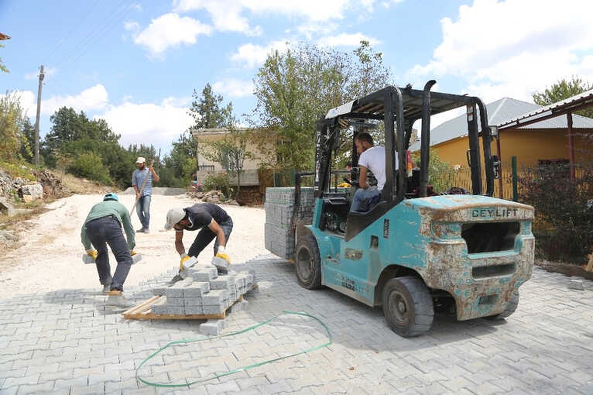 Erdemli\'de Parke Döşeme Çalışmaları Sürüyor