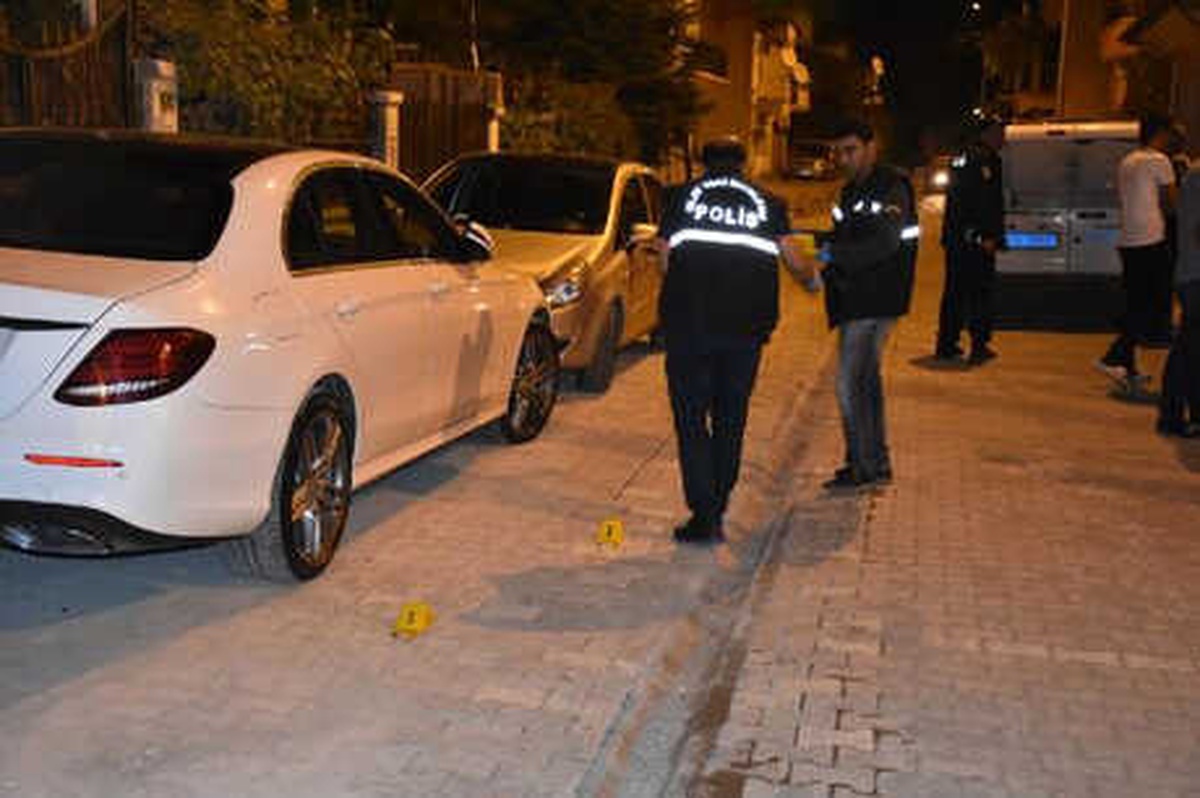 Eşiyle Tartışmasına Komşuları Tepki Gösterince Sokakta Dehşet Saçtı