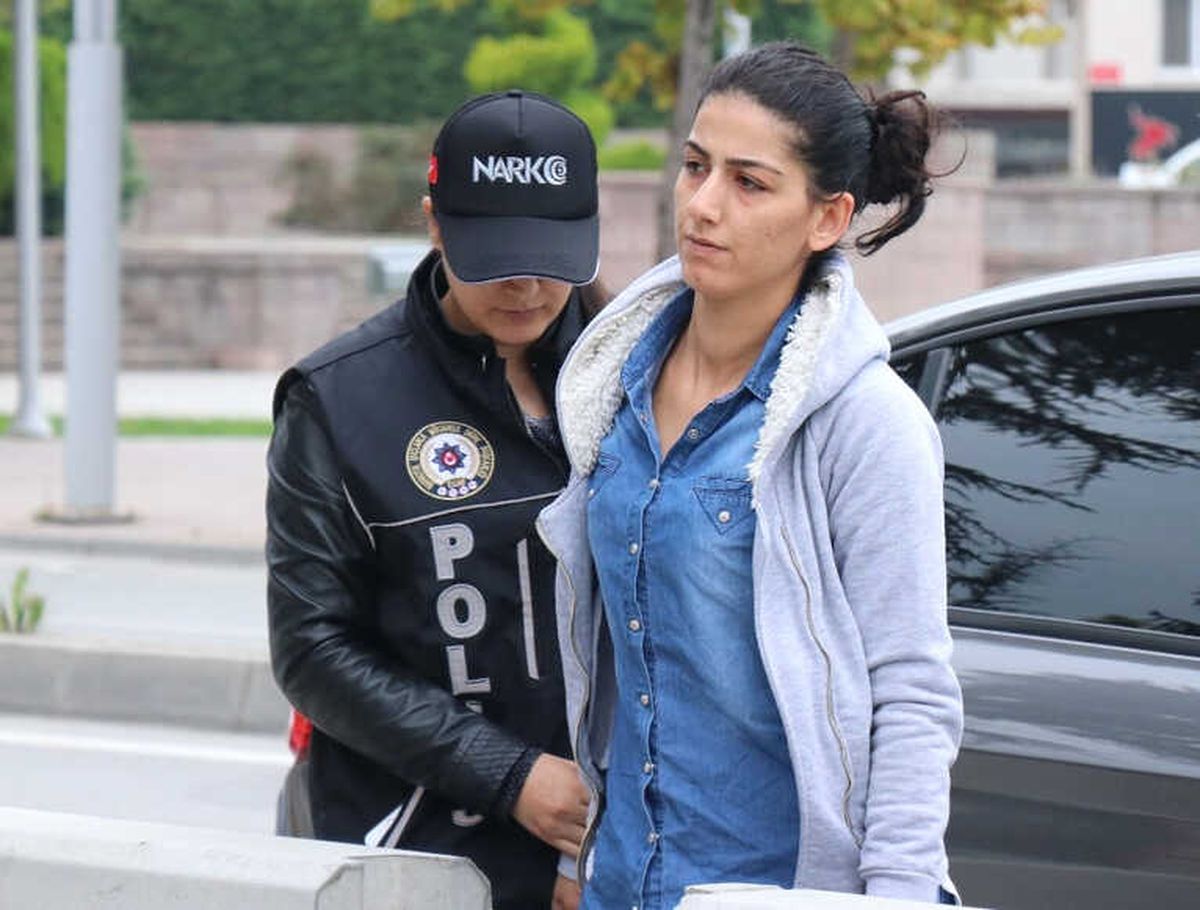 Ev Hanımı Kadının Makyaj Çantasından 3 Kilo Esrar Ele Geçirildi