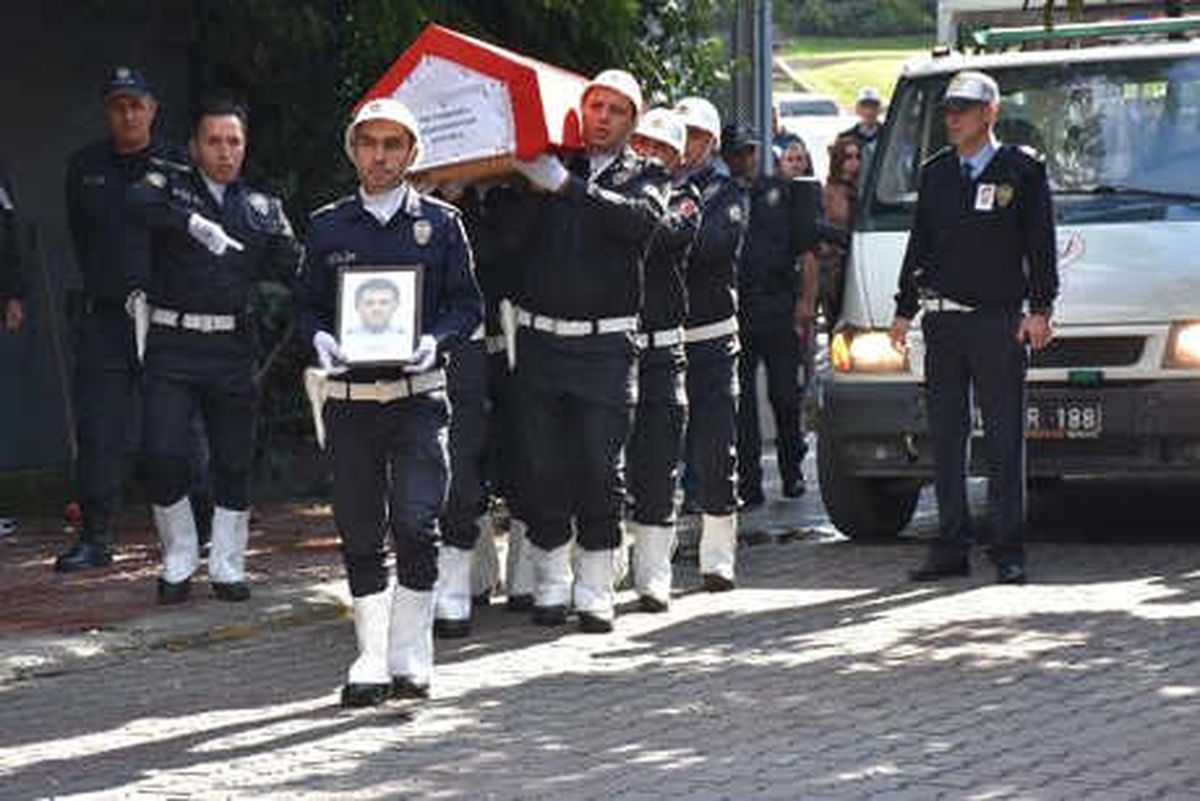 Görev Başında Kalp Krizi Geçirip Ölen Polis, Toprağa Verildi