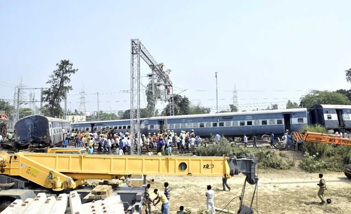 Hindistan\'da Tren Kazası: 5 Ölü, 30 Yaralı