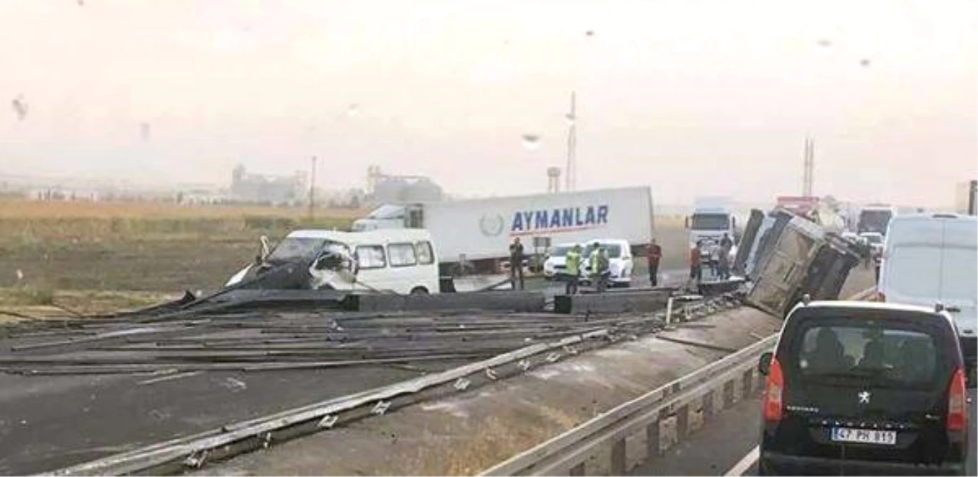 İpek Yolu\'ndaki Kazada Devrilen Tır\'ın Şoförü Öldü