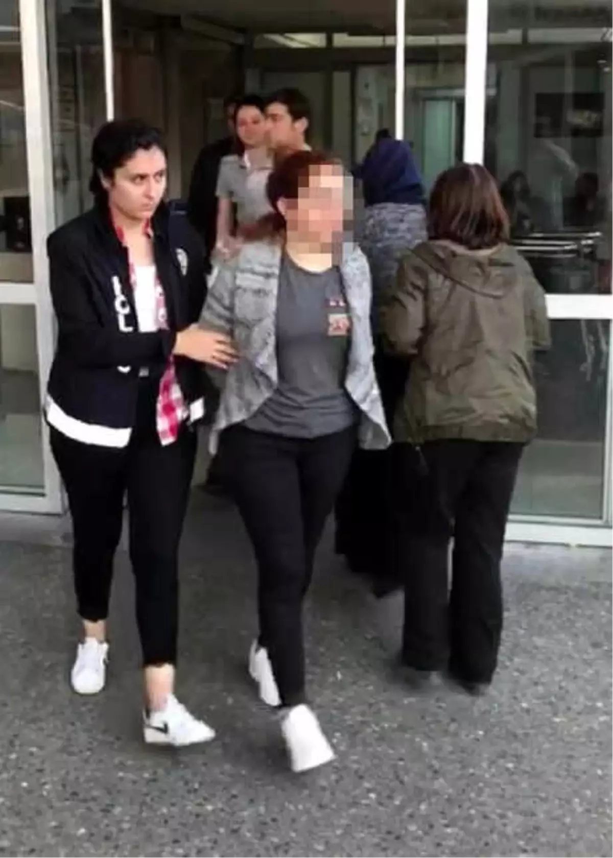 İzmir\'de, 12 Kişiye Terör Propagandası Gözaltısı