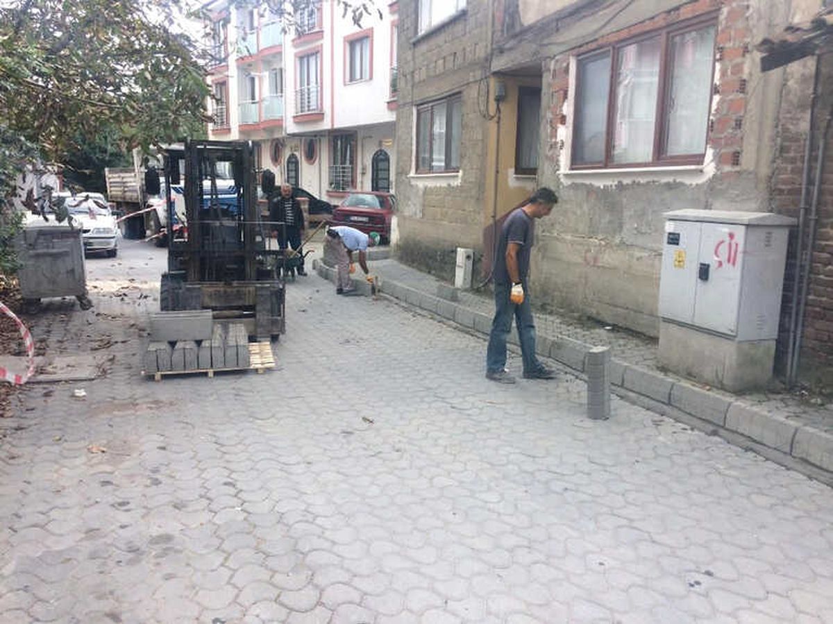 Kaldırım Yenileme Çalışmaları Devam Ediyor