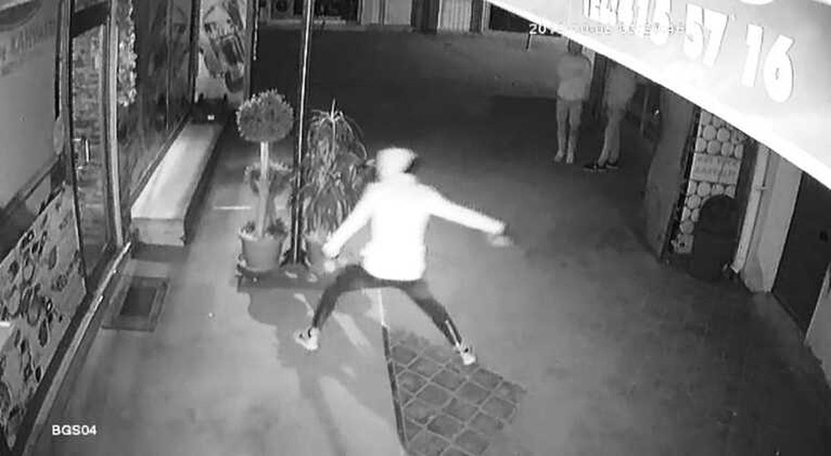 Kapüşonlu Hırsızlar Önce Kameraya Sonra Polise Yakalandı