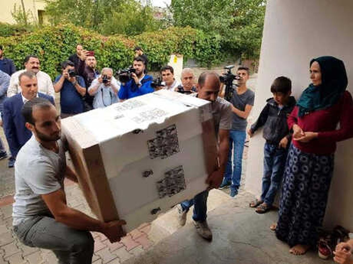 Kurtalan\'da, Evlerinin Önündeki Sokağı Temizleyen Kadınlara Beyaz Eşya