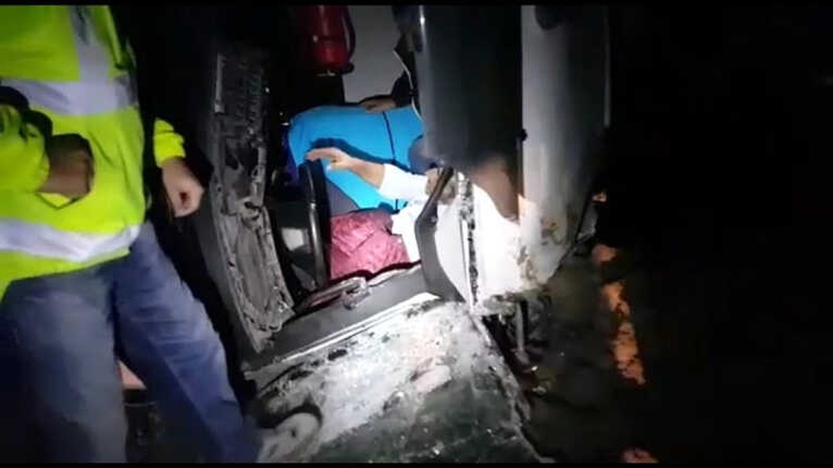 Kuzey Marmara Otoyolu\'nda Hafriyat Kamyonu Yoldan Uçtu: 1 Yaralı