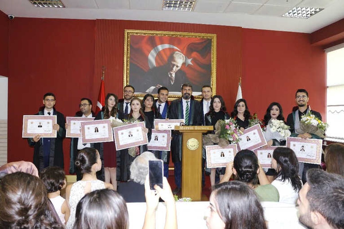 Mersin\'de 12 Stajyer Avukat Yemin Edip Cüppe Giydi
