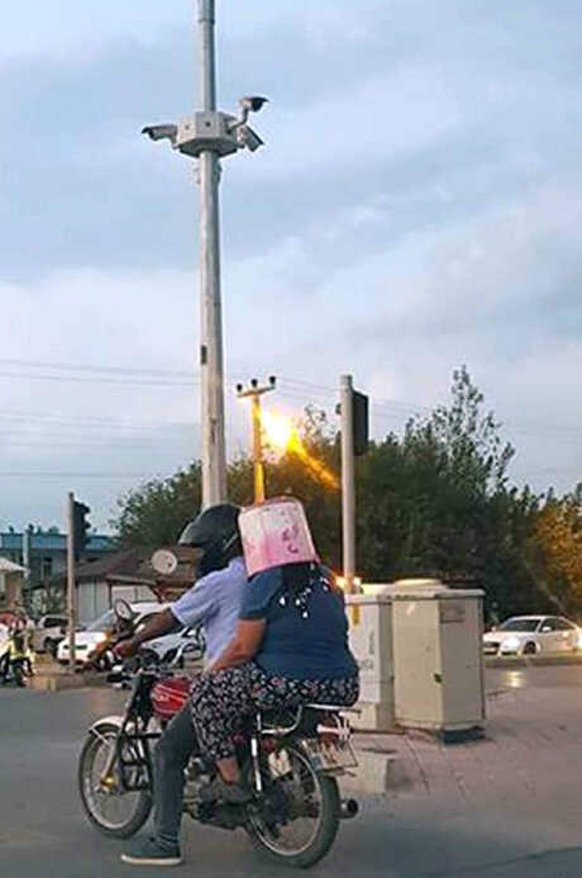 Motosiklette Kask Yerine Kova Taktı