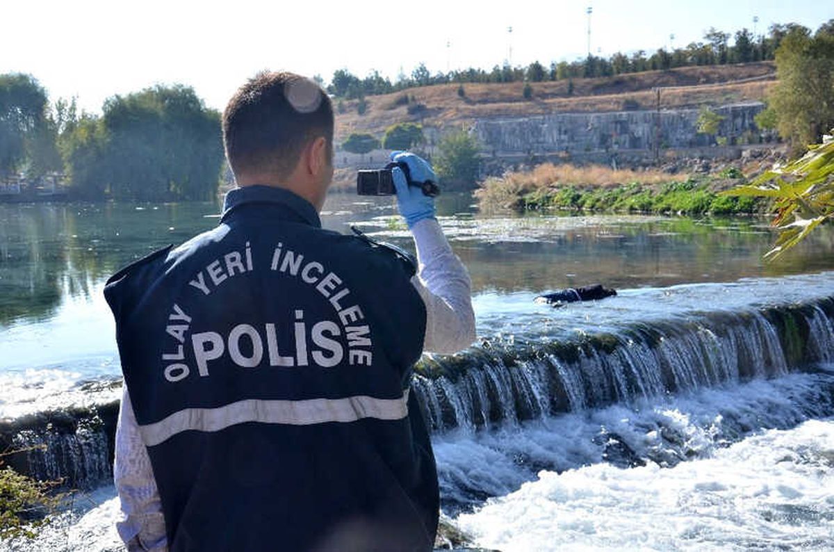 Nehirde Erkek Cesedi Bulundu