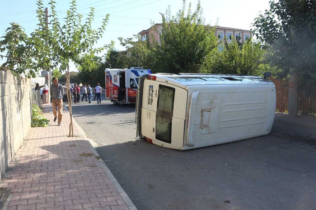Otomobille Çarpışan Minibüs Devrildi: 2 Yaralı